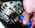  Проверка и замена щеткодержателя и конденсатора ВАЗ 2110