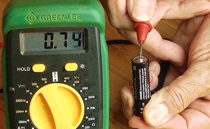 Измеряем степень заряда батареи мультиметром в домашних условиях