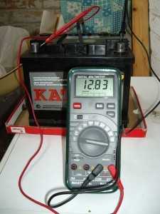 Измерение напряжения аккумулятора мультиметром