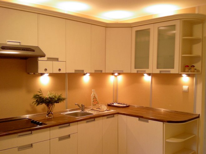Подсветка в кухне точечными светильниками
