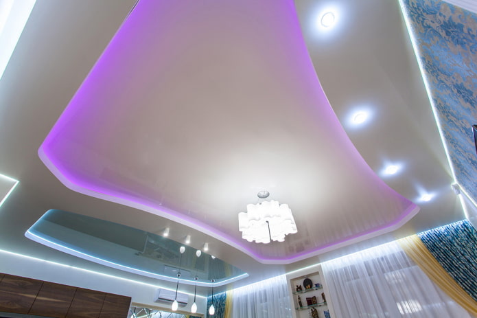 потолочная конструкция с фиолетовой подсветкой