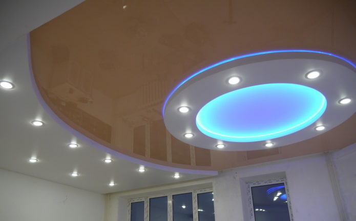 многоуровневая конструкция потолка с разными видами подсветки
