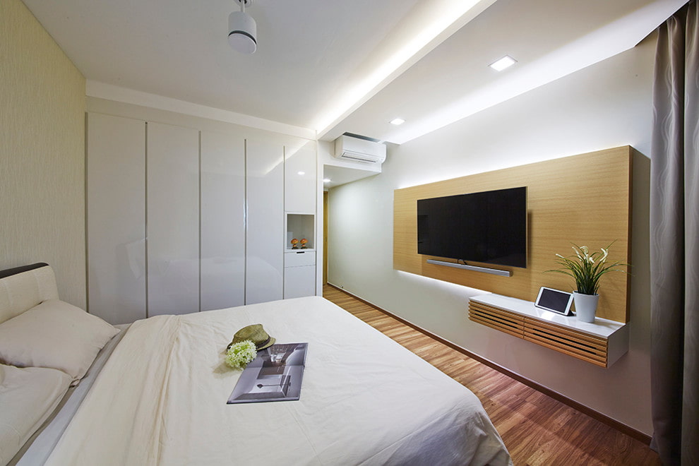 Спальная комната в стиле минимализма с телевизором