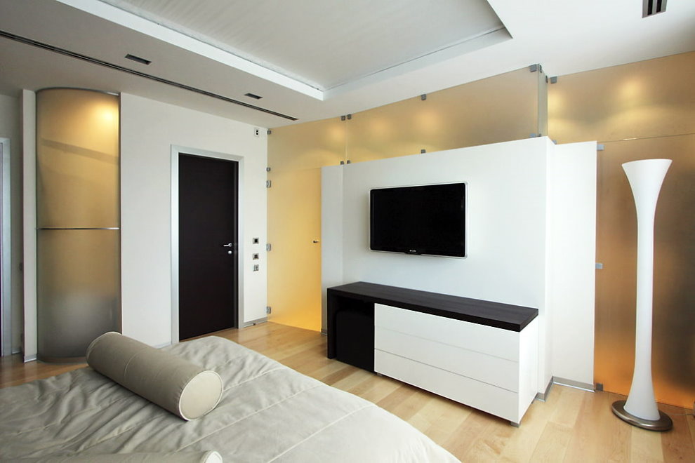 Телевизионная панель в спальне стиля минимализма