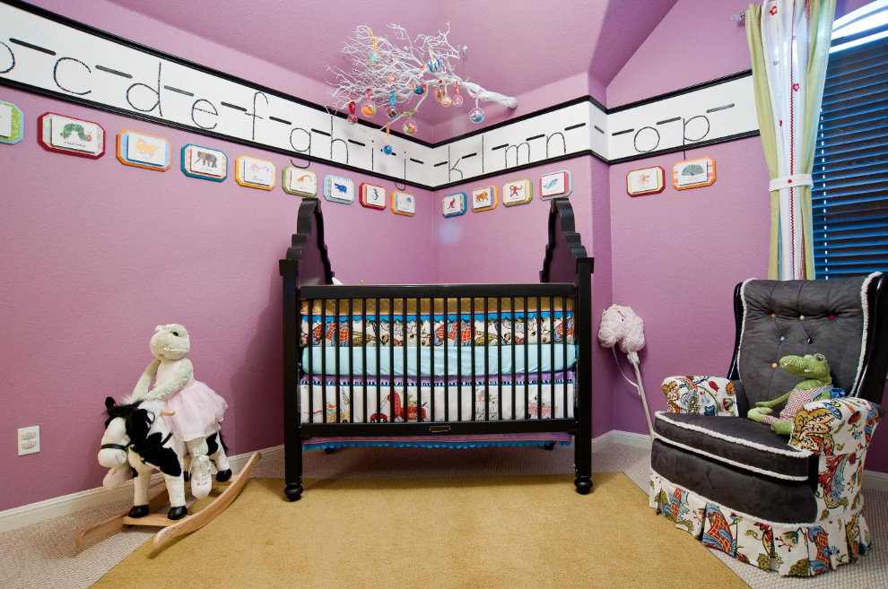 Крашенный потолок детской для новорожденного