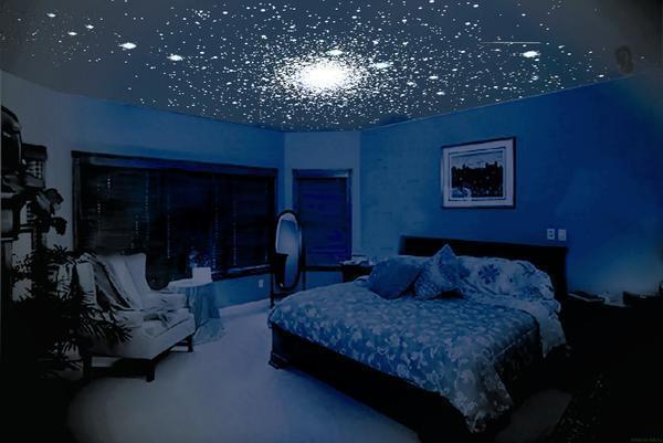 Создать эффект ночного неба на натяжном потолке можно с помощью люминоформных красок
