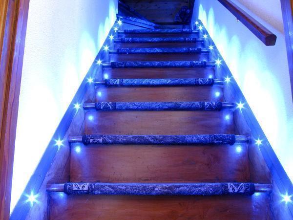На лестницу можно установить подсветку любого цвета и формы 