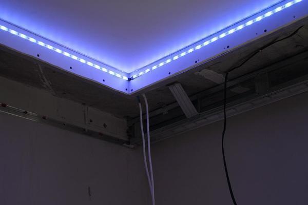 В большинстве случаев для создания подсветки натяжного потолка используются светодиодные ленты с длительным сроком эксплуатации