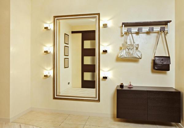 Настенные лампы для подсветки зеркала помогут создать дополнительное освещение в отдельных участках прихожей или коридора
