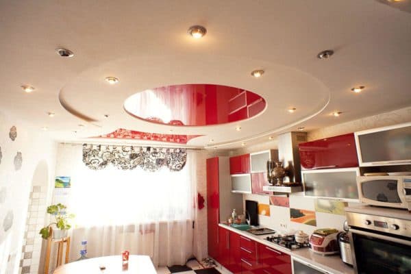 Освещение на кухне с натяжным потолком