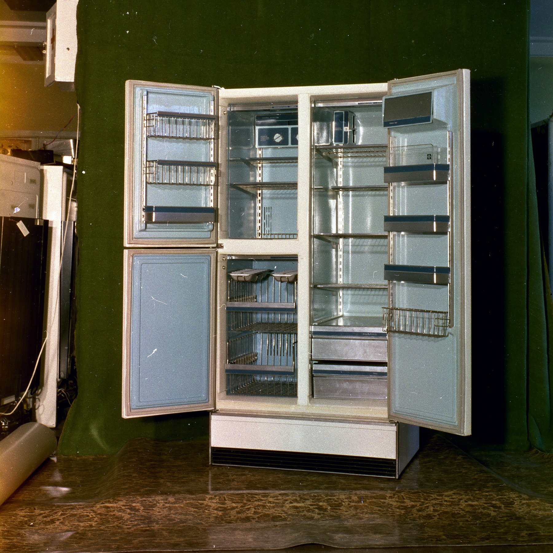Перспективная модель холодильника МКШ-400 1977