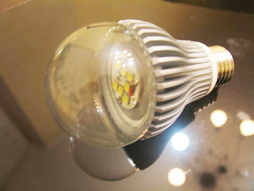 Рекомендуем использовать в вашей люстре светодиодные лампы. Они ярче, экономичнее обычных, а некоторые модели могут светиться разными цветами