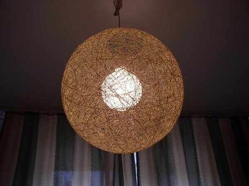 Сделанный из ниток абажур, можно дополнительно украсить стразами, трафаретами или бумажным декором