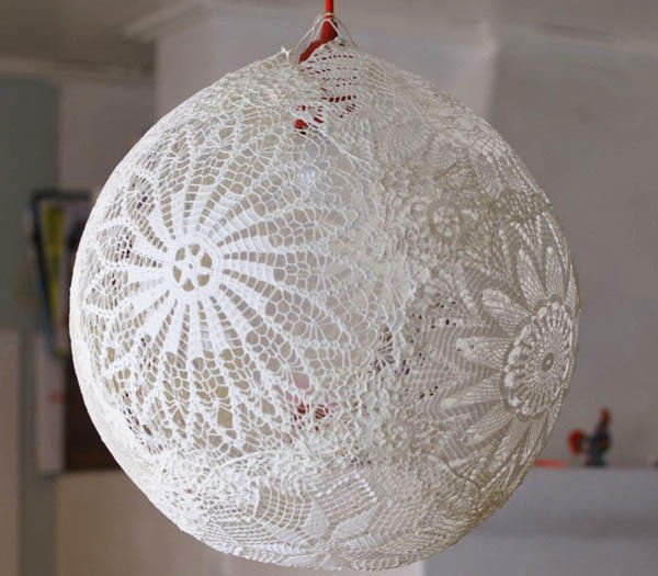 Сделанный из ниток абажур, можно дополнительно украсить стразами, трафаретами или бумажным декором