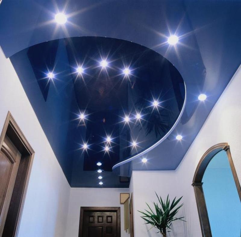 Натяжной потолок с яркими точечными светильниками прекрасно украсит интерьер коридора или гостевой комнаты