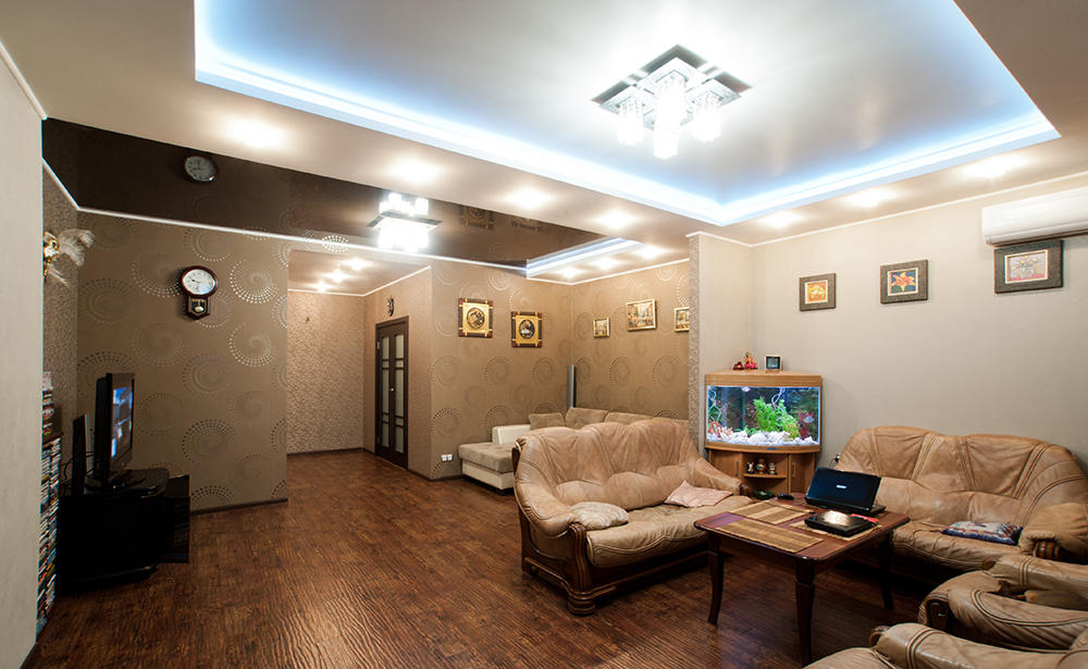 Расположение светильников на потолке зависит от многих факторов, таких как: площадь помещения, его планировка и стиль
