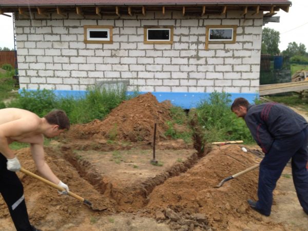 Рытье траншеи заземления Рытье траншеи заземления