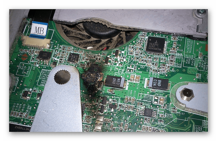 Осмотр внутренних сгоревших компонентов ноутбука