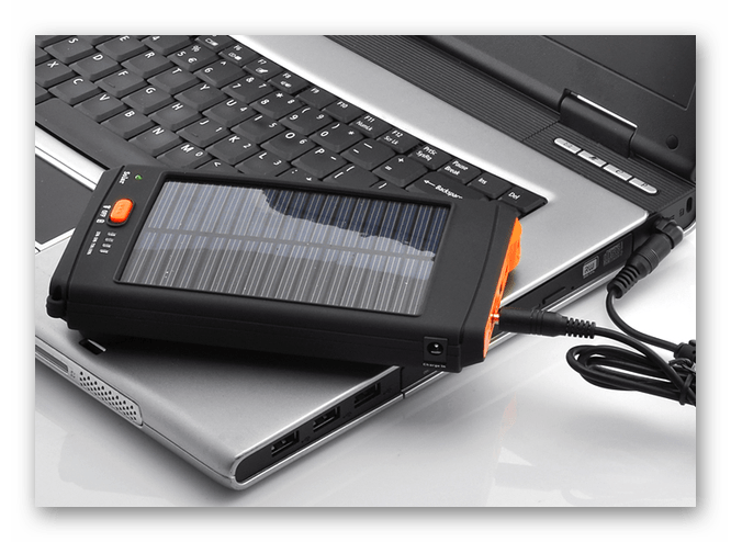 Успешно подключенная солнечная батарея к ноутбуку для зарядки
