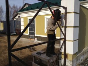 Процесс монтажа воротных створок Процесс монтажа воротных створок