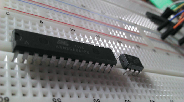 AVR микроконтроллер на макетной панели