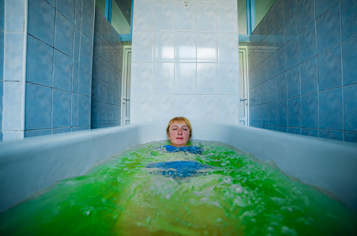 Женщина в радоновой ванне
