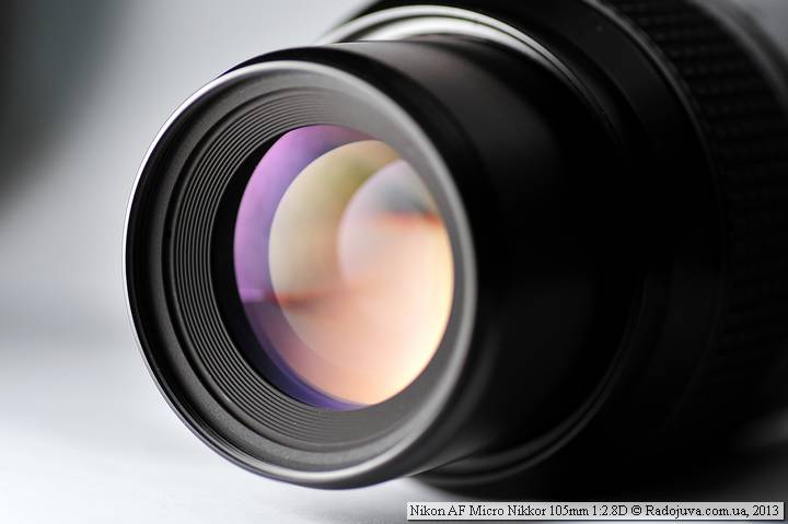 Вид просветления передней линзы объектива Nikon AF 105 mm f 2.8 D Micro Nikkor