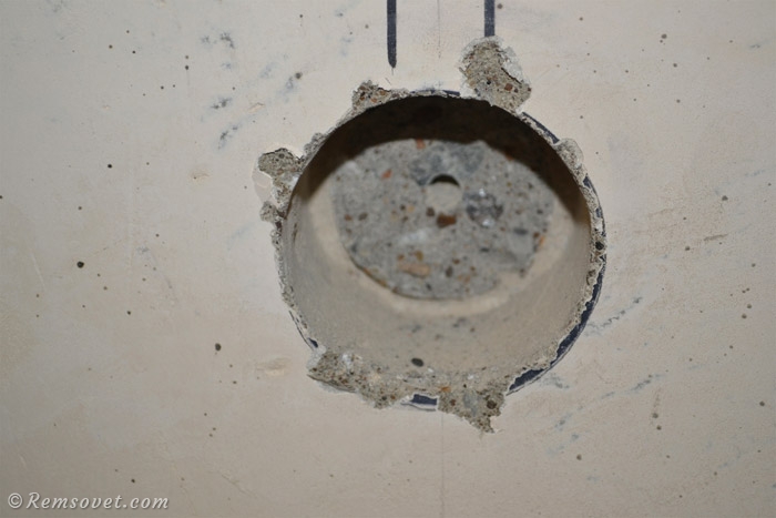 Просверливаем отверстие под подрозетник в бетонной стене