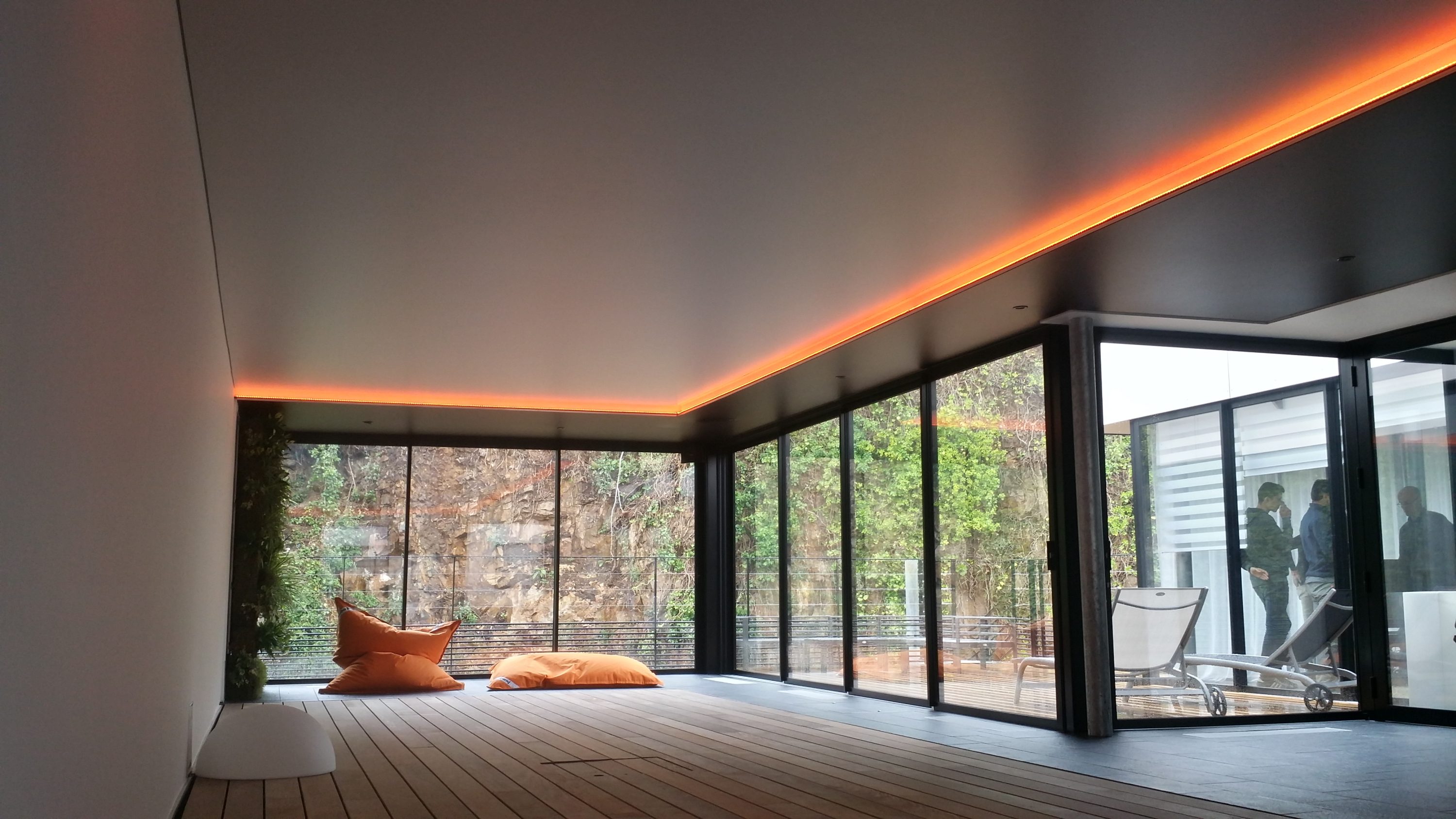 Потолок со светодиодной подсветкой оранжевой