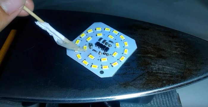 Быстрая распайка SMD компонентов с помощью утюга