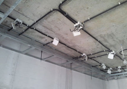 Расположение электропроводки на потолке