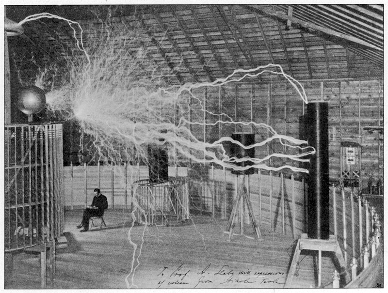 Никола Тесла производит искусственные молнии в лаборатории Колорадо-Спрингс 1899-1900