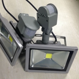 Прожекторы с датчиком движения: характеристики, разновидности, выбор и установка
