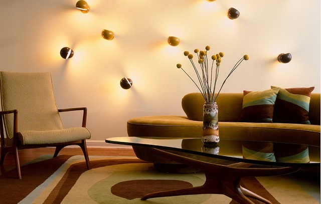 Декоративные светильники, свет которых направлен определенным образом, способны визуально расширить помещение или же придать ему особый уют.