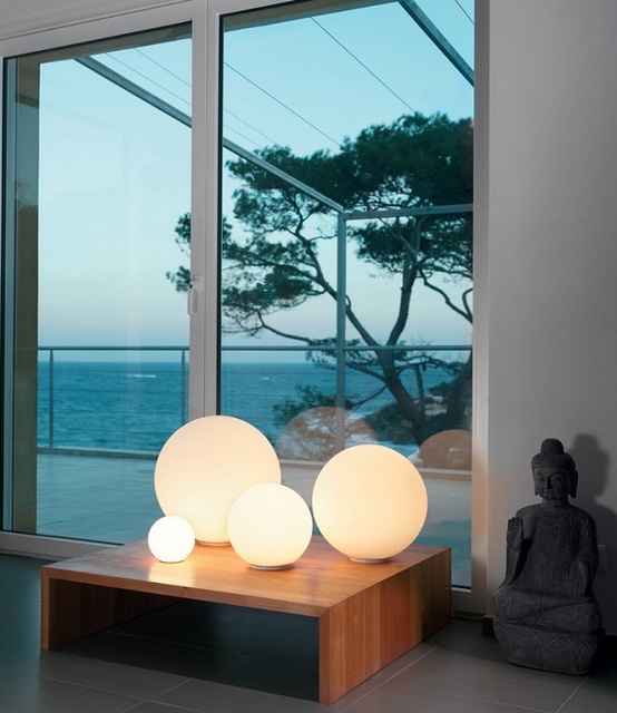 Светильник, выполненный в определенном стиле, или же правильно подобранный к дизайнерскому оформлению гостиной, способен придать комнате особое настроение.