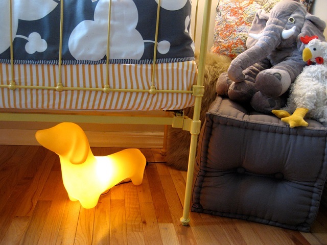 Светильник-ночник в форме забавной собачки.