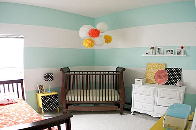 Оформление комнаты для самых маленьких не должно быть «кричащим». Но на спокойном общем фоне приветствуются яркие контрастирующие «пятна», притягивающие внимание малыша.