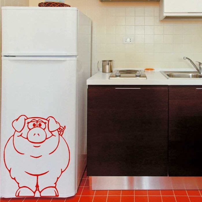 идея оригинального украшения холодильника на кухне