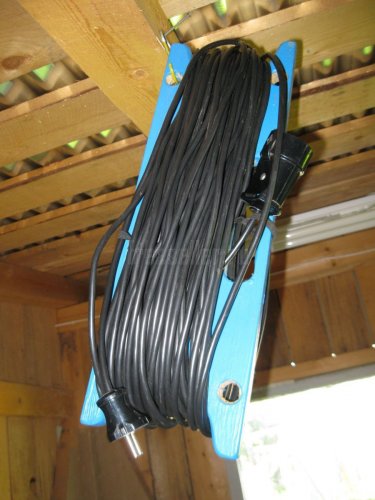 Хранение кабеля удлинителя на самодельном каркасе