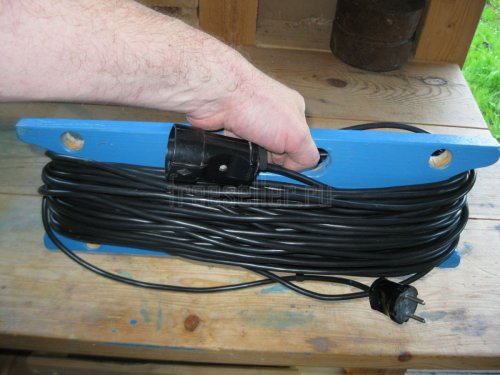 Переноска кабеля удлинителя на самодельном каркасе