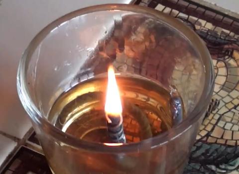 Как освятить квартиру самостоятельно с помощью свечи