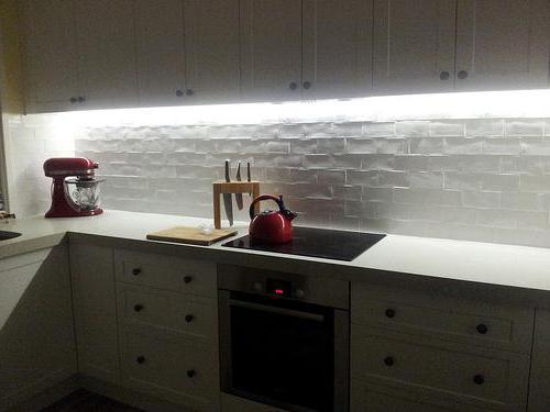Подсветка на кухню под шкафы светильник