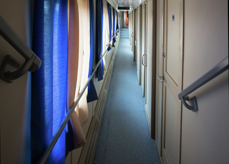 Центральный проход в купейном вагоне российского поезда